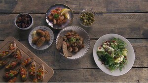 Groentekroketjes, lamsgehaktballetjes, pittige gamba's, bruschetta en salade van courgette