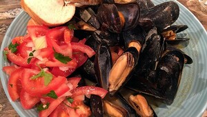 Spaanse mosselen met tomatensalade