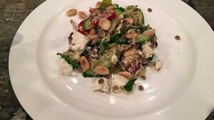 Griekse rijstsalade met linzen