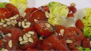 Salade met tomaten en pijnboompitten