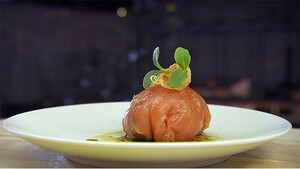 Zalmbonbon met komkommersalade