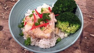 Gestoomde kabeljauw met broccoli en sushirijst