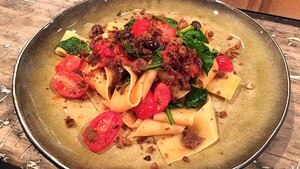 Pappardelle met knapperig broodkruim en spinazie