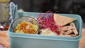 Avocadohummus met kiemgroenten en geroosterde volkoren pitapuntjes