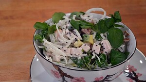 Rettichmiesalade met waterkers, avocado, gerookte kip en sesamdressing