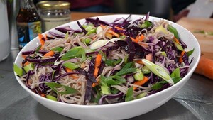 Sobanoedelsalade met sojabonen, rode kool, mango en kokoswaterdressing