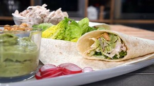 Volkorenwraps met gepocheerde kokoskip, knapperige slablaadjes, radijs en Aziatische guacamole