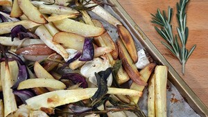 Traybake met wintergroenten & kruiden en runderworst