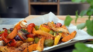 Traybake van kip, zoete aardappel, bloedsinaasappel en paprika