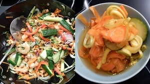 Wokschotel met knoflookgamba’s en makkelijke atjar