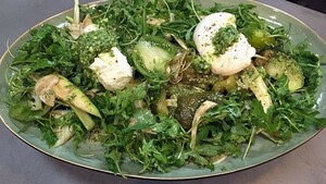 Gegrilde groene salade met buffelmozzarella