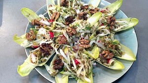 Witlofnestjes met linzensalade