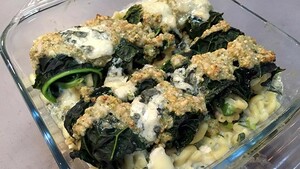 Palmkoolpakketjes met macaroni en blauwe kaas