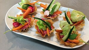 Filodeegbakjes met bietenhummus