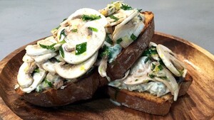 Zuurdesemtoast met gemarineerde champignons