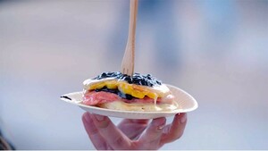 American paaspancakes met witte chocoladeganache en rood fruitcompote