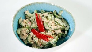 Komkommersalade met kanarie à la Mama Dapur