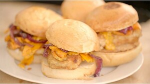 Visburgers met rode uicompote en Joppiesaus