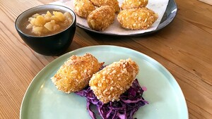 Aardappelkroketjes met koolsla