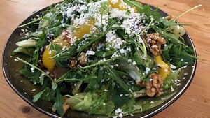 Gegrilde salade met feta en saliedressing