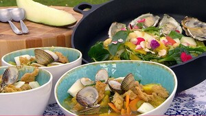 Kokkelsoep met witbier en zomerse salade met oesters