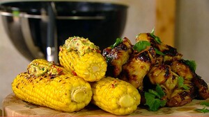 Geroosterde kippenvleugels met linzensalade en maïs
