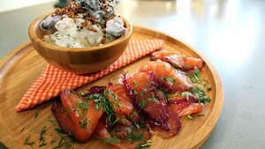 Gravad lax met aardappelsalade en pangrattato