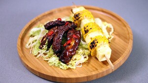 Sweet & spicy cowboy ribs met ananas-maïsspies