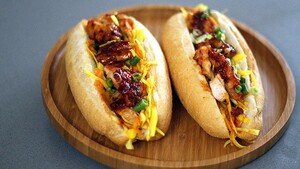 Broodje gegrilde hete kip met atjar