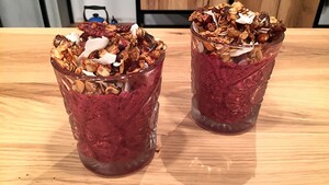 Frozen yoghurt en homemade granola