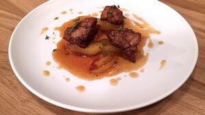 Krokant gebakken kalfszwezerik met appeltjes en truffelsaus