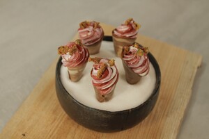 Vanille softijs en roodfruitsorbet in krokante hoorntjes