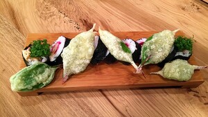 Pink panther sushi met tempura van bietenblad