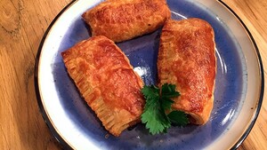 Indische saucijzenbroodjes