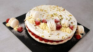 Pistache-macarontaart met frambozen en vanillemousse