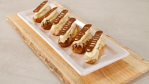 Eclair gevuld met passievruchtencremeux, gezoete mascarpone en koffieglazuur