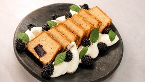 Kaneelcake met amandel gevuld met bramengelei