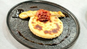 Bretonse flan met koffie, bacon en banaan