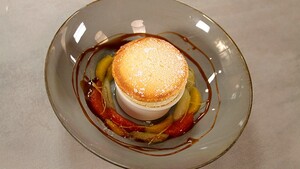 Soufflé van kwark met gemarineerd citrusfruit en karamelsaus