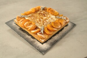 Amandelspijstaart met blanc manger en abrikozen