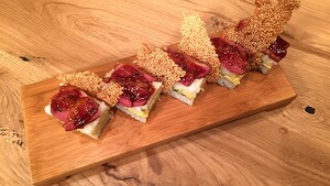 Oshi sushi met gerookte eend en sesamkrokant