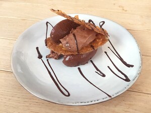Bueno-mousse met hazelnootkletskoppen