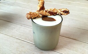 Witte chocoladevla met dulce stengels