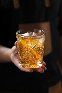 Cocktail met whisky, spekkoeklikeur, kaneel en citroen