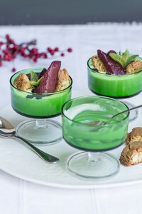 Witte chocolademousse met stroperige stoofperen