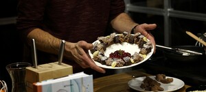 Hidde's kerstdessert: chocolademousse met -brownie, cake, gebakken appel en cranberry's