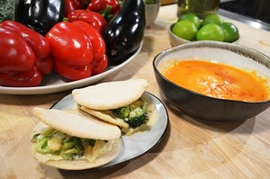 Rode paprikasoep met broccolitosti