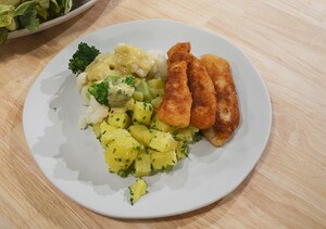 Visfrietjes met groenten en zachte kerriesaus