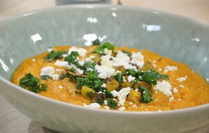 Zoete aardappel en rode linzen soep met feta
