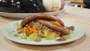 Geprakte wortels met quinoa en saucijzen